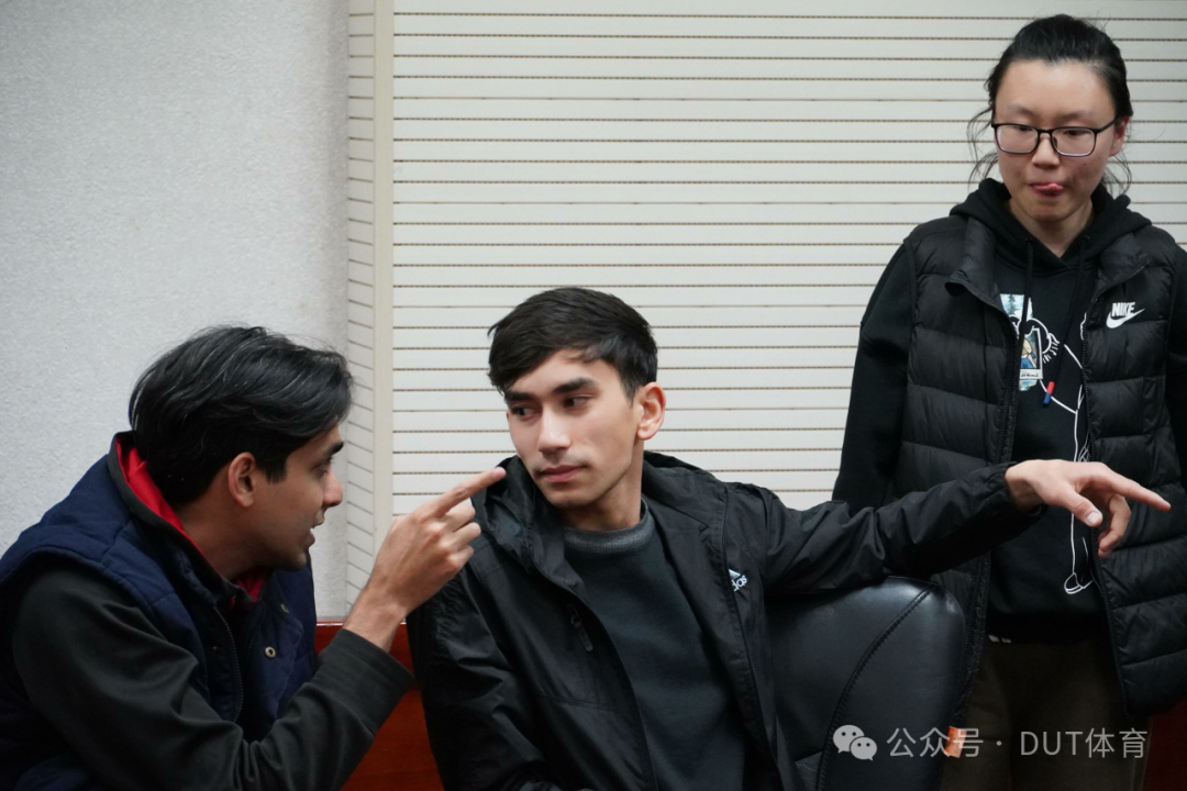 足球竞赛规则书_竞赛足球讲解规则运动员怎么写_足球运动竞赛规则讲解