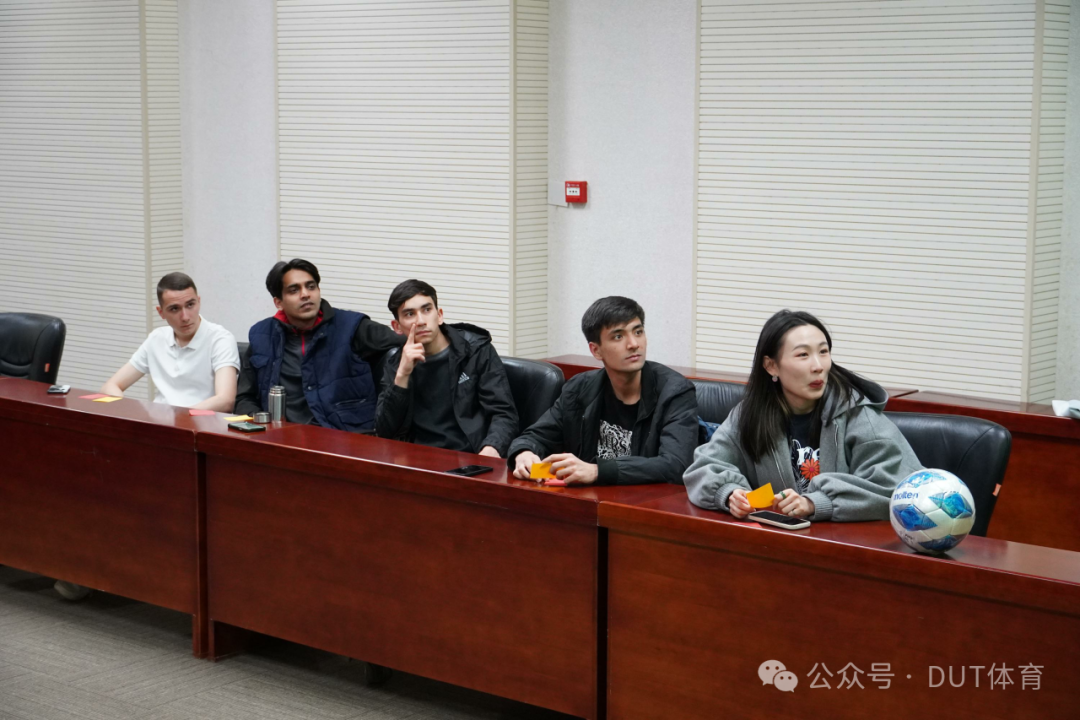 足球运动竞赛规则讲解_竞赛足球讲解规则运动员怎么写_足球竞赛规则书