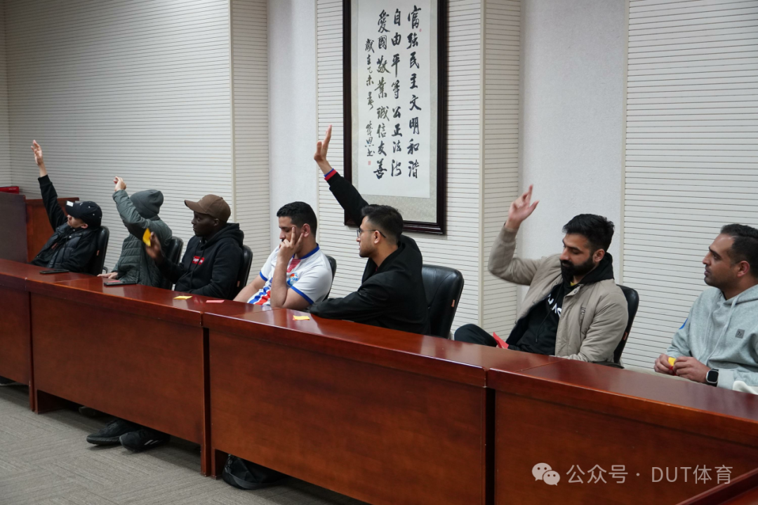 足球运动竞赛规则讲解_竞赛足球讲解规则运动员怎么写_足球竞赛规则书