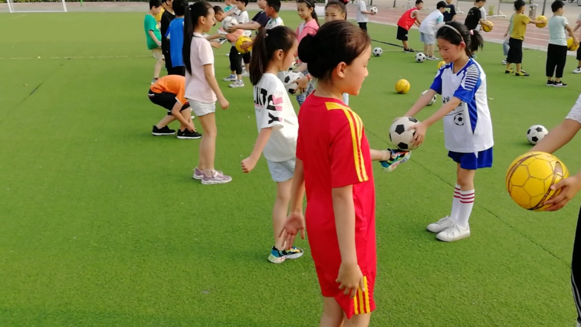 足球练球性的方法_初学者足球怎样练球感_足球的练球技巧有哪些