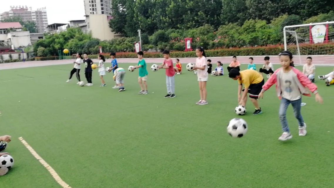 足球的练球技巧有哪些_初学者足球怎样练球感_足球练球性的方法