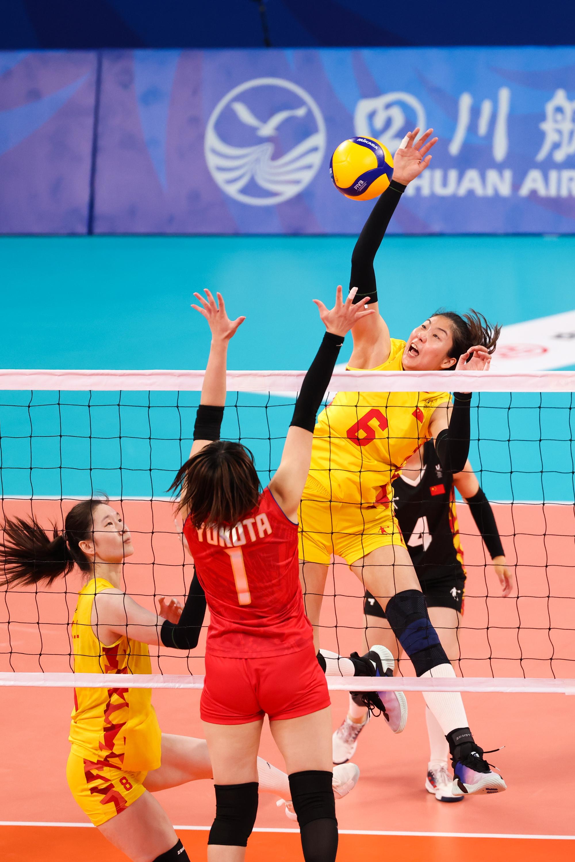 中国女排大运会全胜夺冠！3比0战胜日本队，成都主场观众热情助威